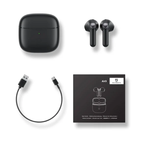 un par de audífonos bluetooth redondos color negro de la marca soundpeats modelo air 3 con sus accesorios y cable de carga