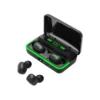 un par de audífonos inalámbricos con powerbank e10 en color negro