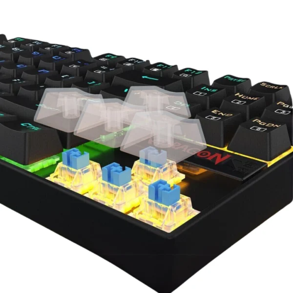 un combo de teclado y mouse color negro con luces led k552rgb y un muse griffin 4