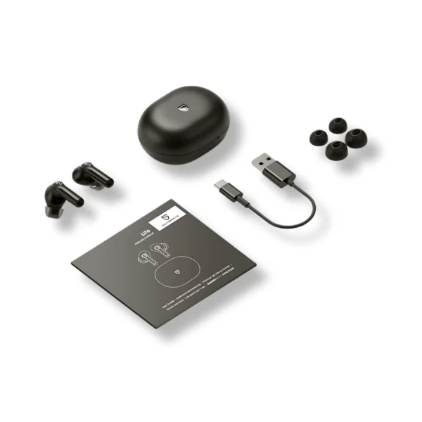 un par de audífonos bluetooth redondos color negro de la marca soundpeats modelo life con su cable de carga y accesorios