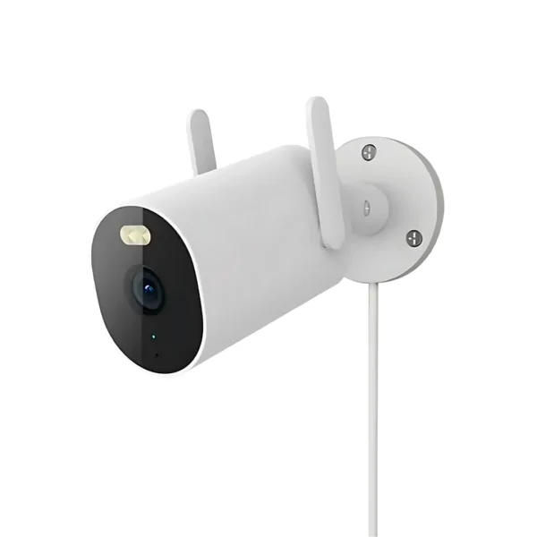 una cámara de seguridad para interiores o exteriores en color blanco de la marca xiaomi con su cable de carga