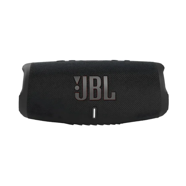 Parte frontal de una bocina bluetooth color negro de marca JBL modelo Charge 5 con resistencia al agua y polvo 2