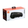 Parte frontal de una bocina bluetooth color negro de marca JBL modelo Charge 5 con resistencia al agua y polvo con su caja