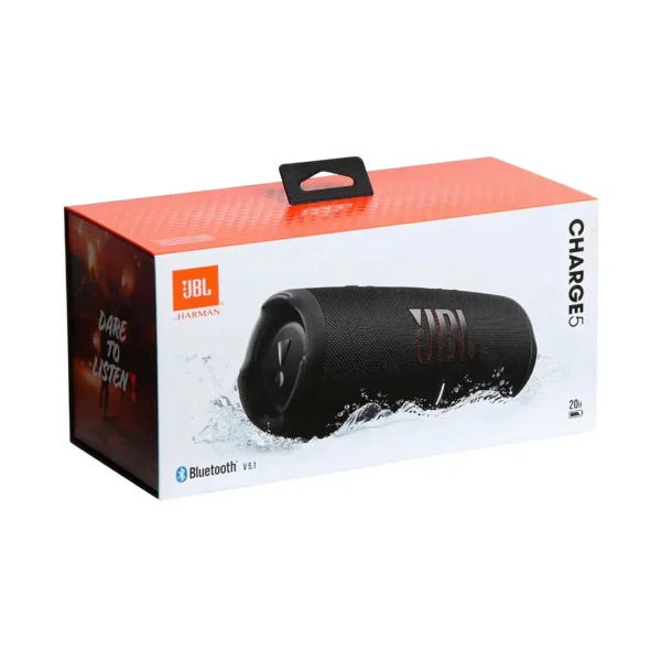 Parte frontal de una bocina bluetooth color negro de marca JBL modelo Charge 5 con resistencia al agua y polvo con su caja