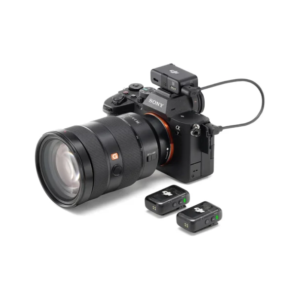 unos dji mic 2 conectados a una camara profesional sony
